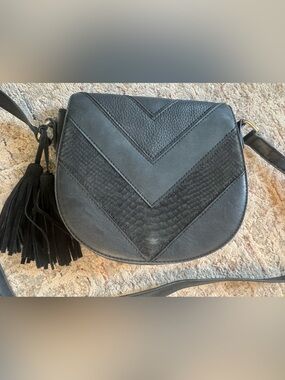 Imoshion Vegan leather Black Chevron Crossbody Bag with fringe Tassel